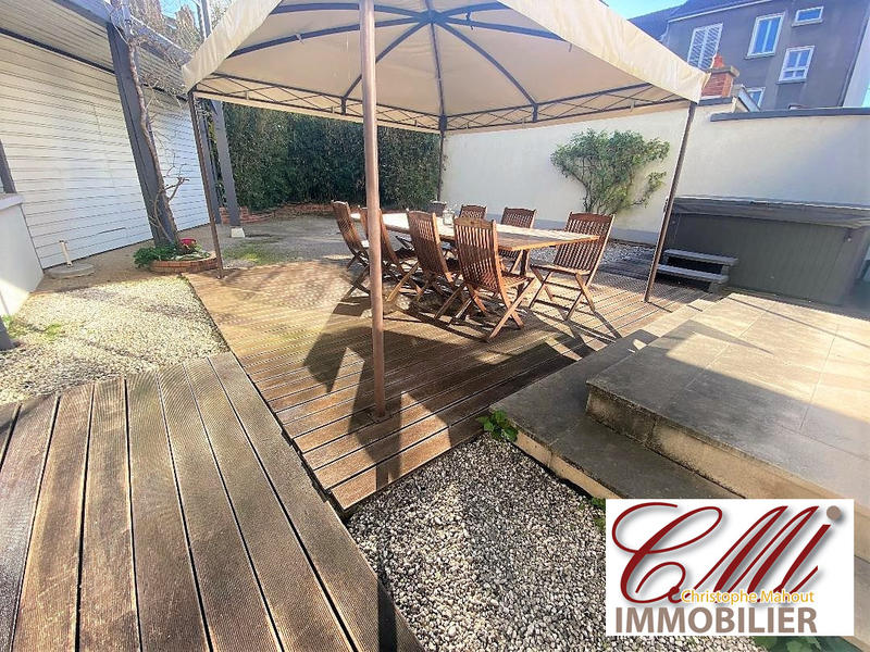 Maison - 370 m² - 9 pièces