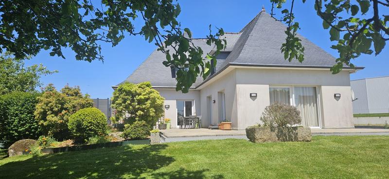 Maison - 230 m² - 8 pièces