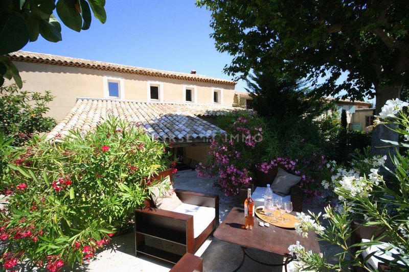 Maison - 1 745 m² - 50 pièces