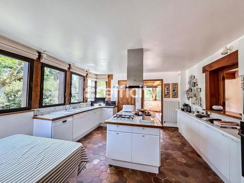 Maison - 240 m² - 9 pièces