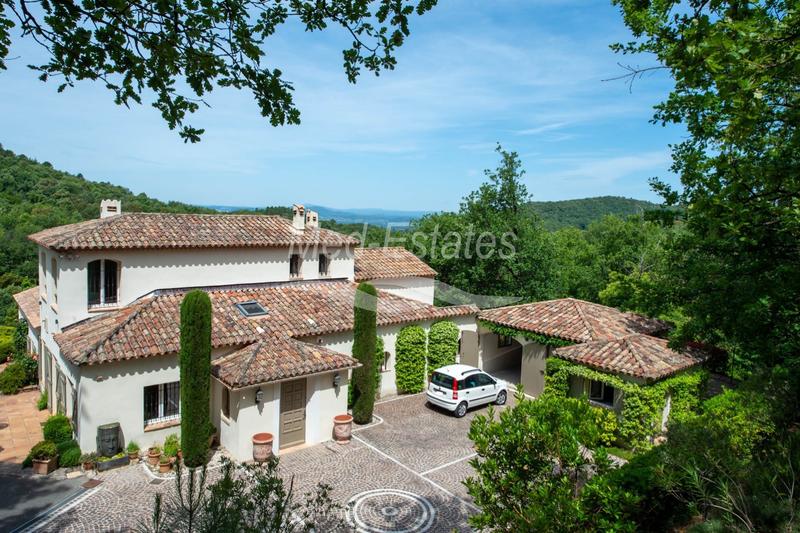 Villa - 242 m² - 8 pièces