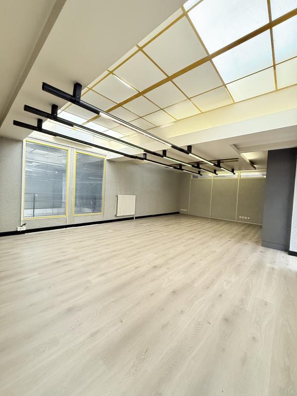Local d'activités - 1 418 m² - 15 pièces