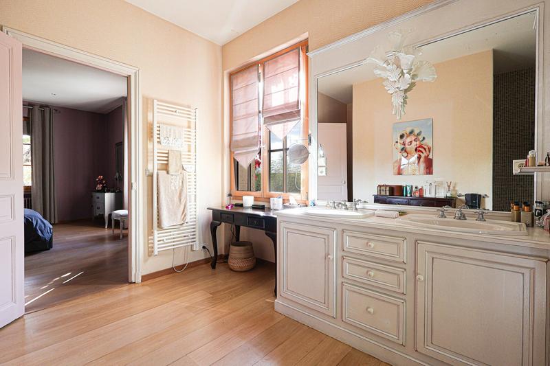 Maison - 360 m² - 12 pièces