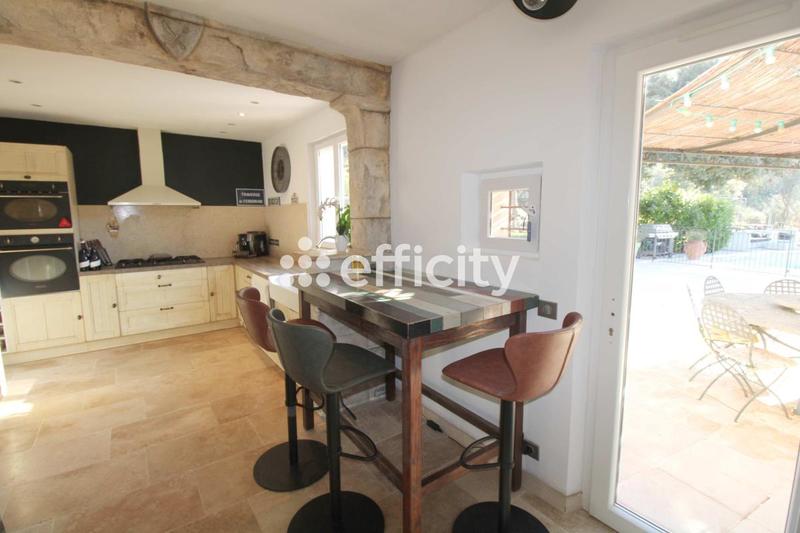 Maison - 238 m² - 8 pièces