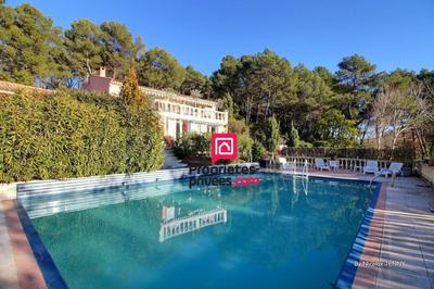 Maison - 225 m² - 7 pièces