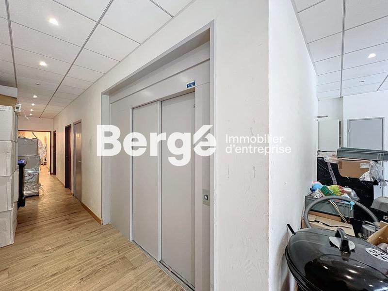 Entrepôt - 702 m²