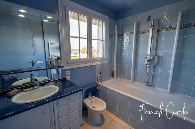 Maison - 225 m² - 8 pièces