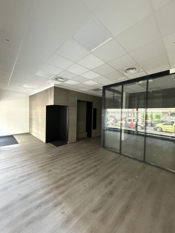 Local commercial - 96 m² - 5 pièces