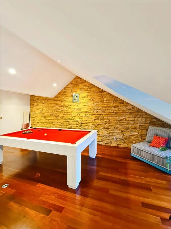 Maison - 230 m² - 7 pièces