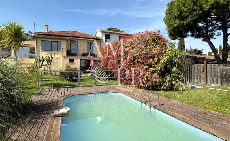 Propriété - 270 m² - 11 pièces