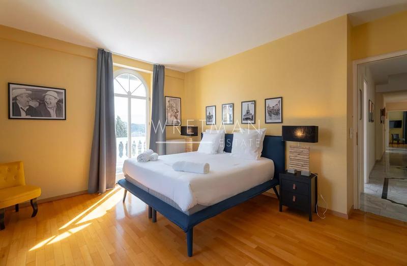 Villa - 300 m² - 6 pièces