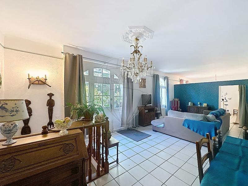 Maison - 225 m² - 9 pièces