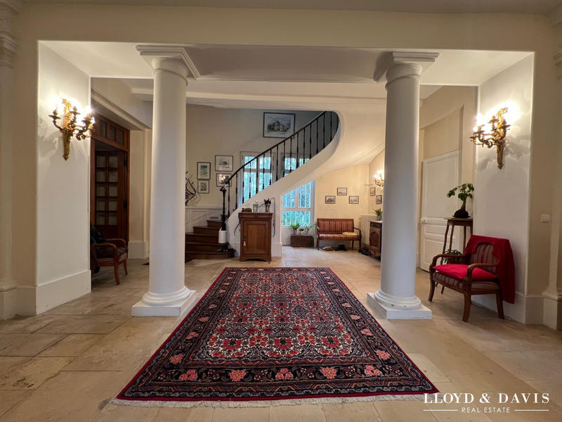 Maison - 710 m² - 15 pièces