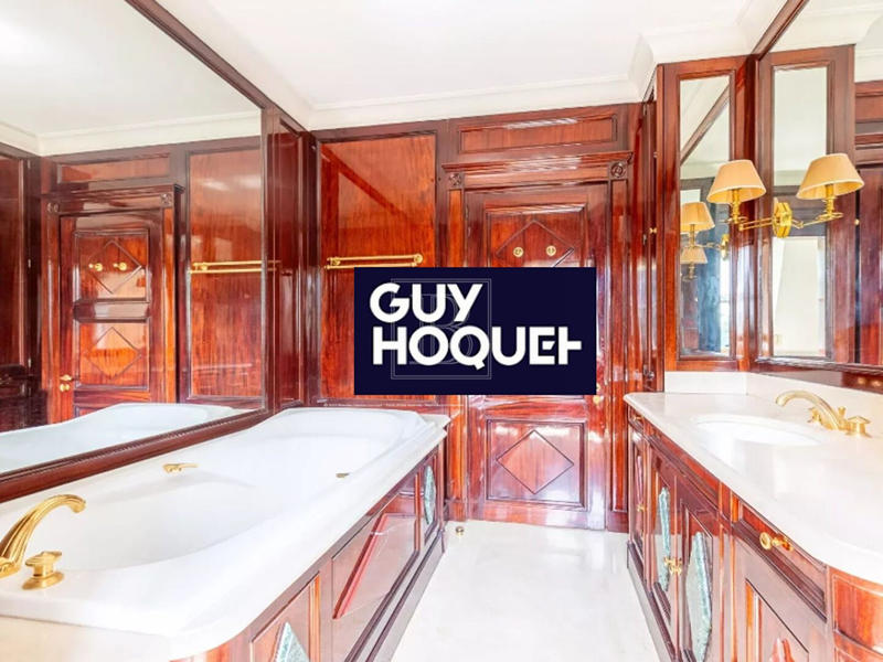 Maison - 1 061 m² - 12 pièces