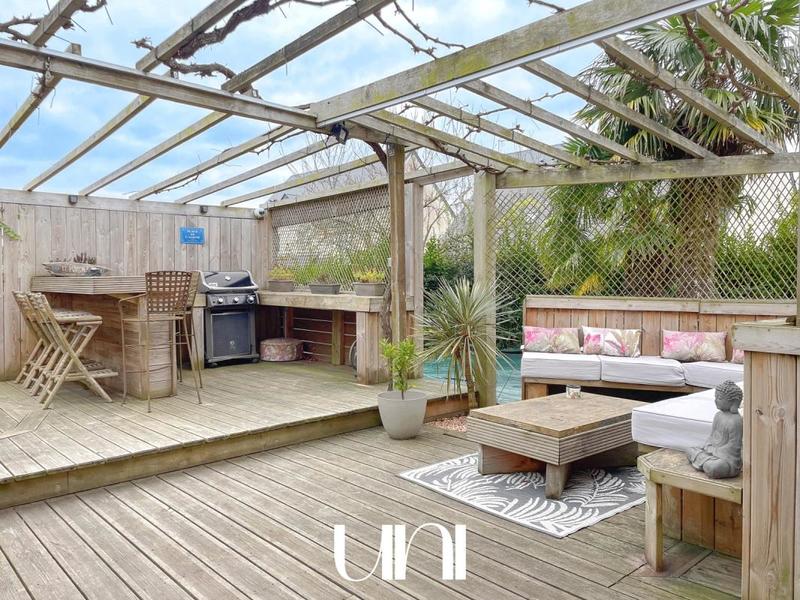 Maison - 210 m² - 6 pièces