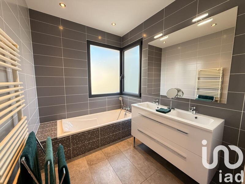 Maison - 219 m² - 5 pièces