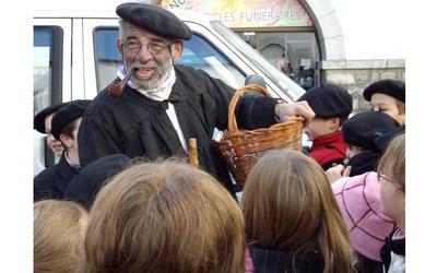 Défilé d'Olentzero en musique et chansons