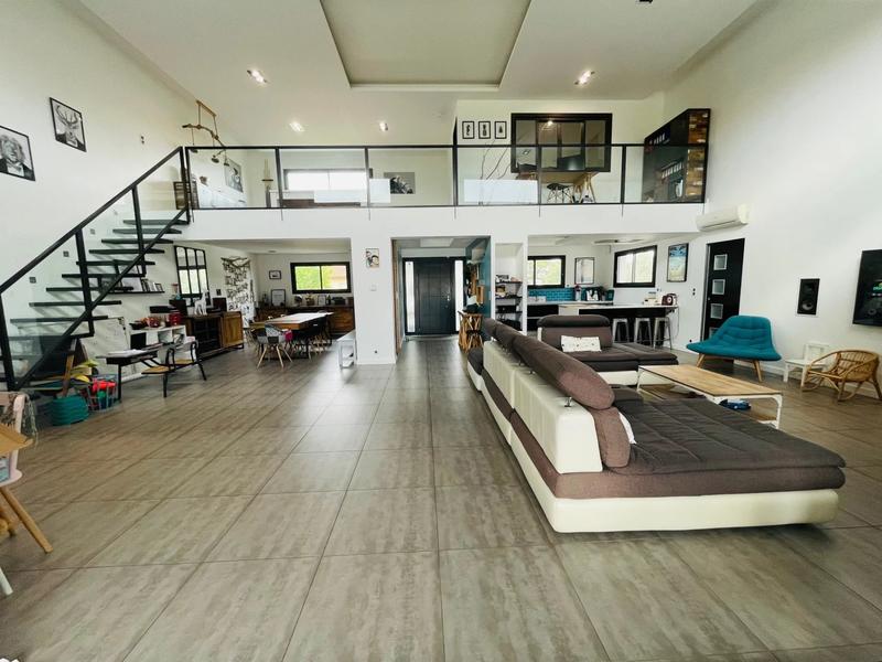 Villa - 243 m² - 9 pièces