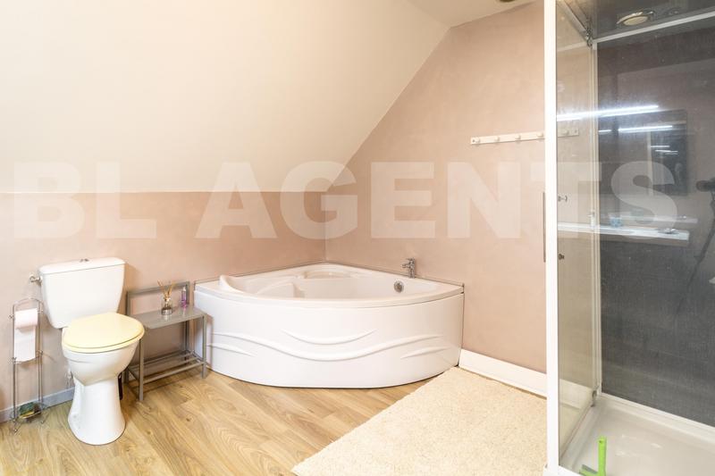 Maison traditionnelle - 264 m² - 8 pièces