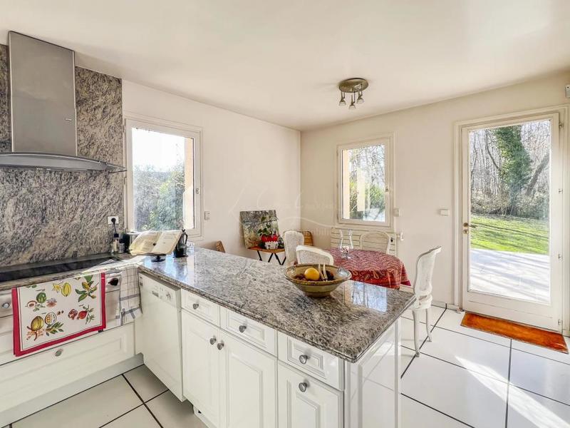 Demeure - 254 m² - 10 pièces