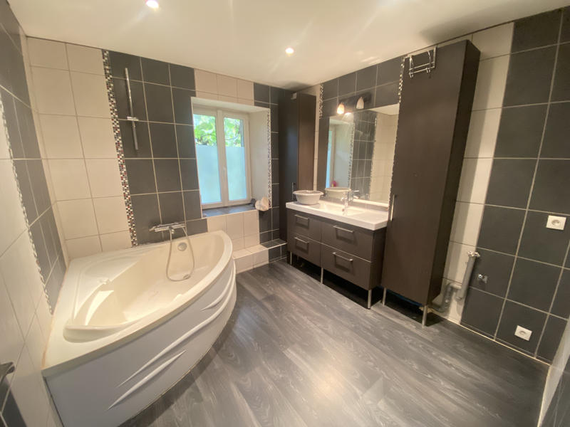 Propriété - 148 m² - 9 pièces