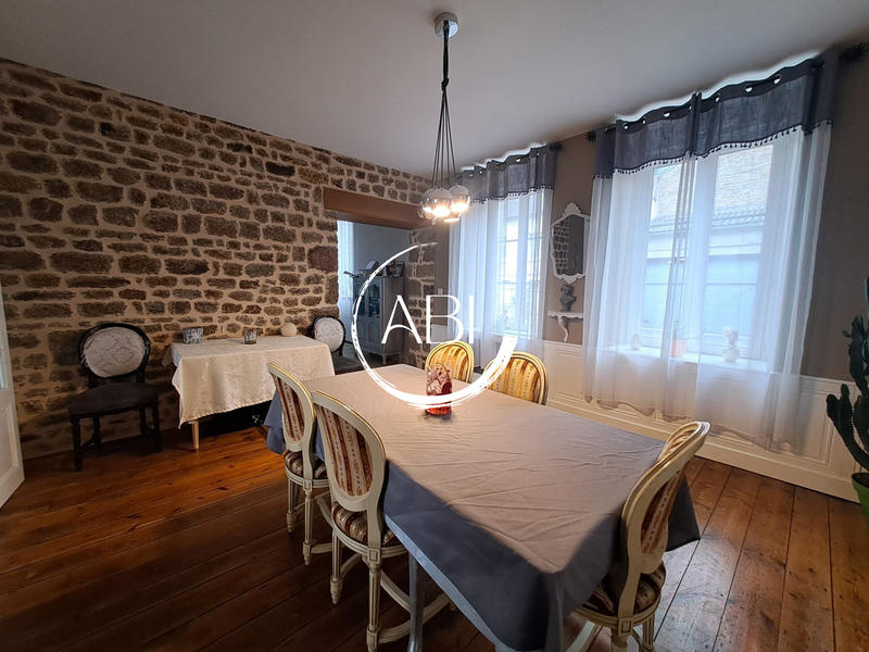 Maison - 231 m² - 8 pièces