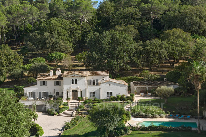 Propriété - 820 m² - 10 pièces