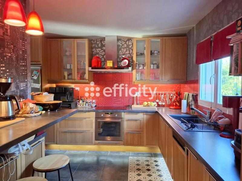 Maison - 185 m² - 10 pièces