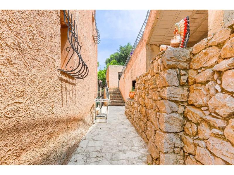 Maison - 301 m² - 9 pièces