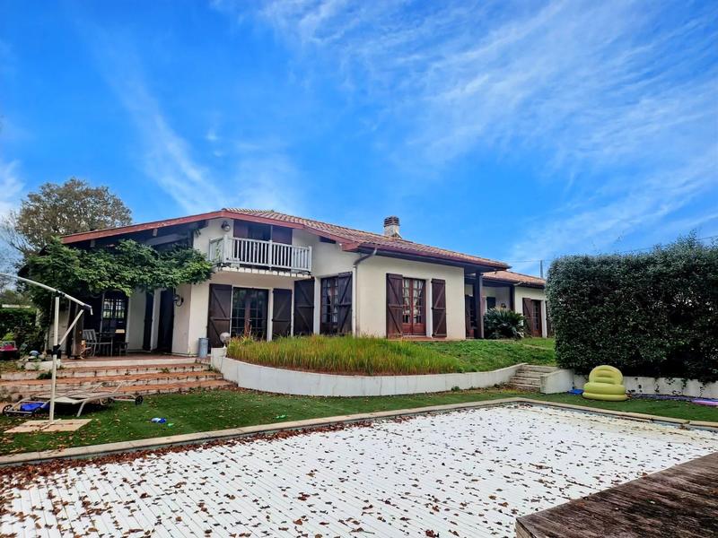 Maison - 227 m² - 8 pièces