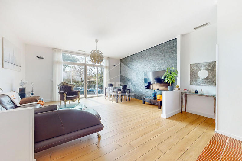 Maison - 222 m² - 10 pièces