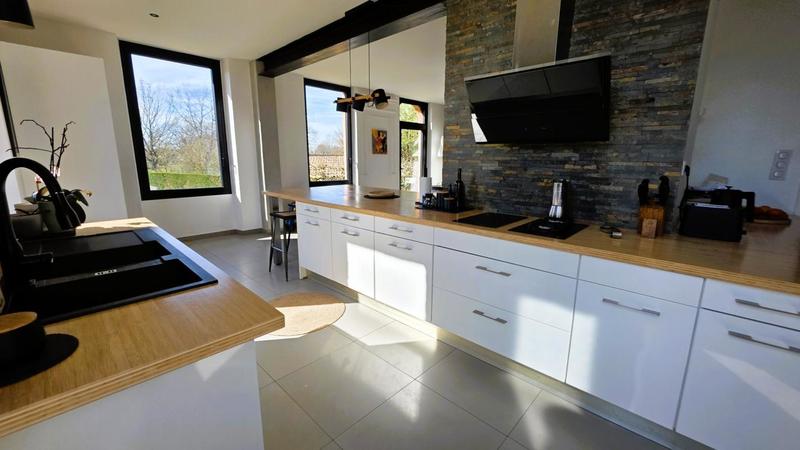 Maison - 240 m² - 8 pièces