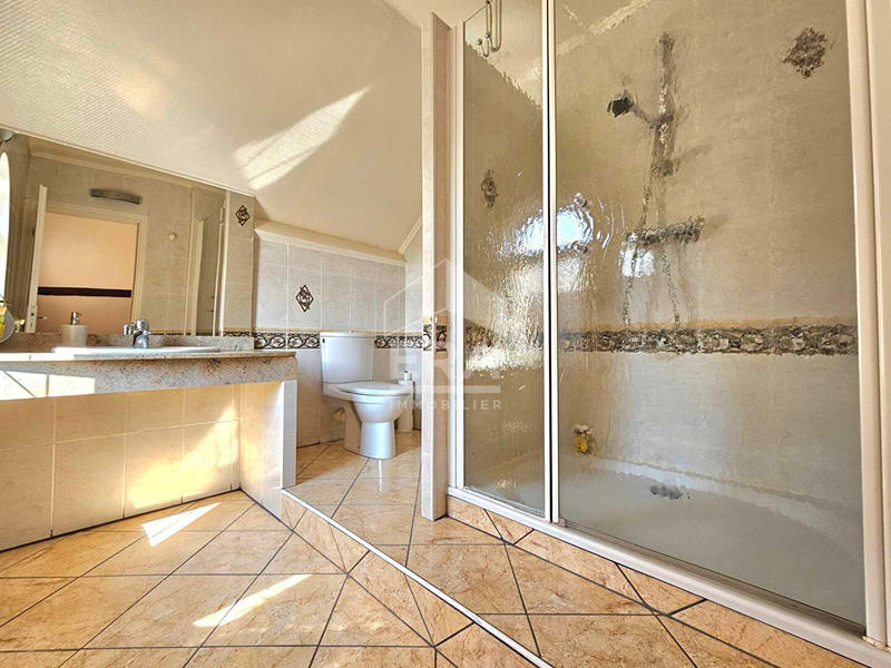 Maison - 240 m² - 9 pièces