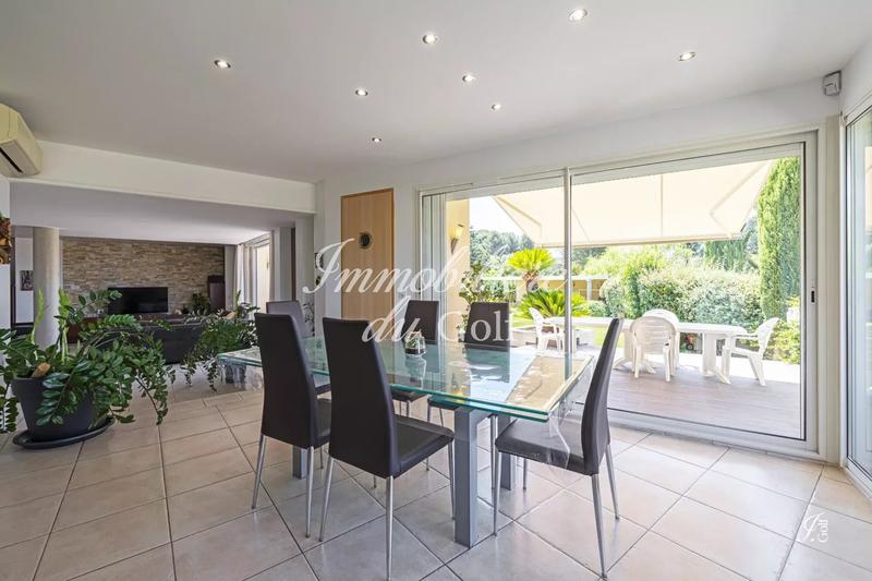 Villa - 232 m² - 6 pièces