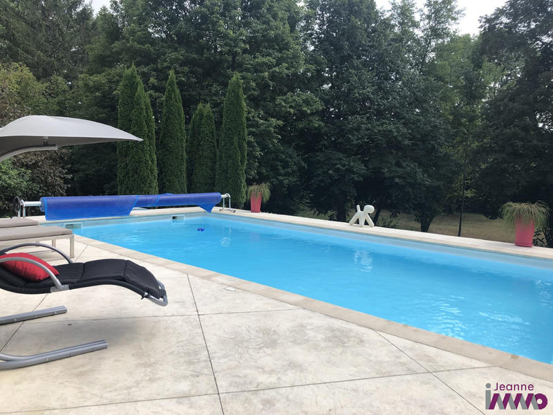 Maison - 240 m² - 9 pièces