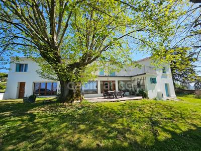 Maison - 370 m² - 11 pièces