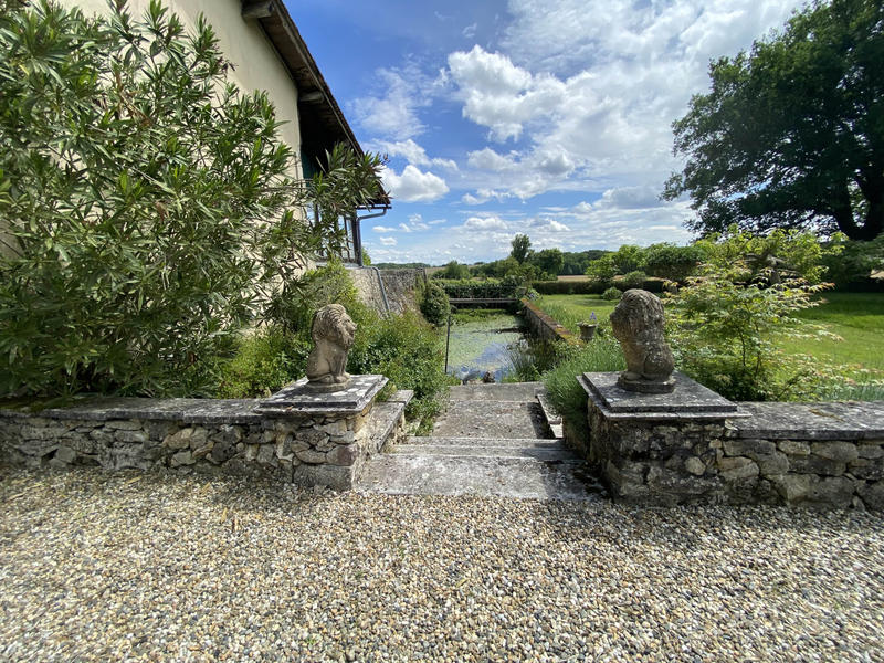 Maison - 24 606 m² - 15 pièces