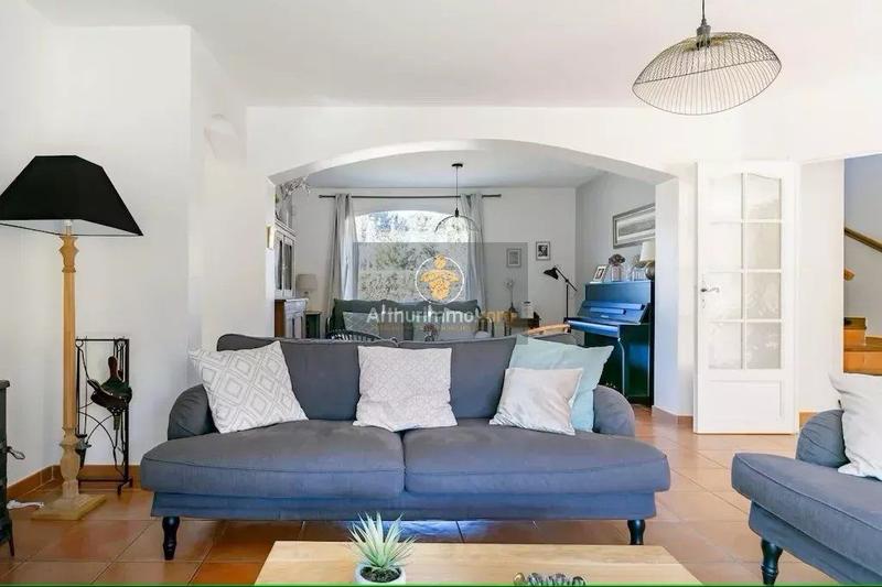 Maison - 214 m² - 8 pièces