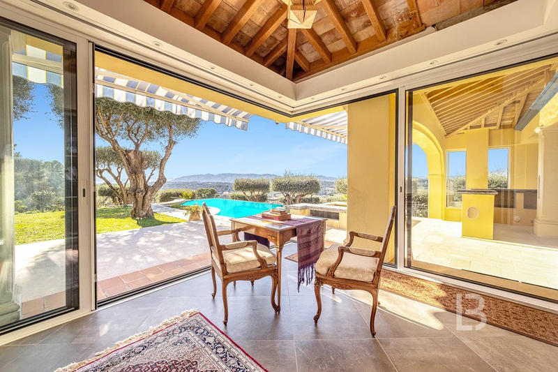 Maison - 390 m² - 12 pièces