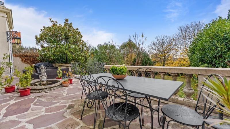 Maison - 330 m² - 9 pièces