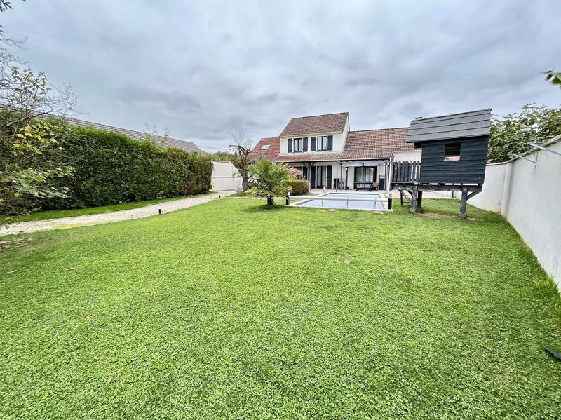 Maison traditionnelle - 130 m² - 8 pièces