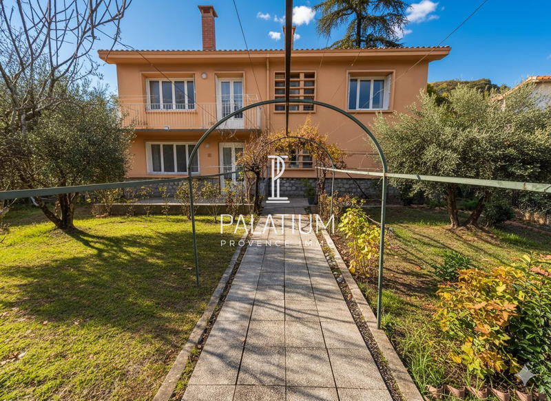 Maison - 160 m² - 8 pièces