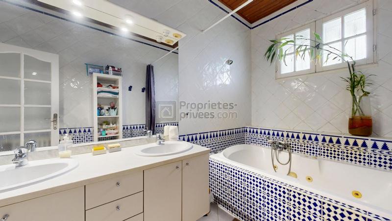 Maison - 260 m² - 9 pièces