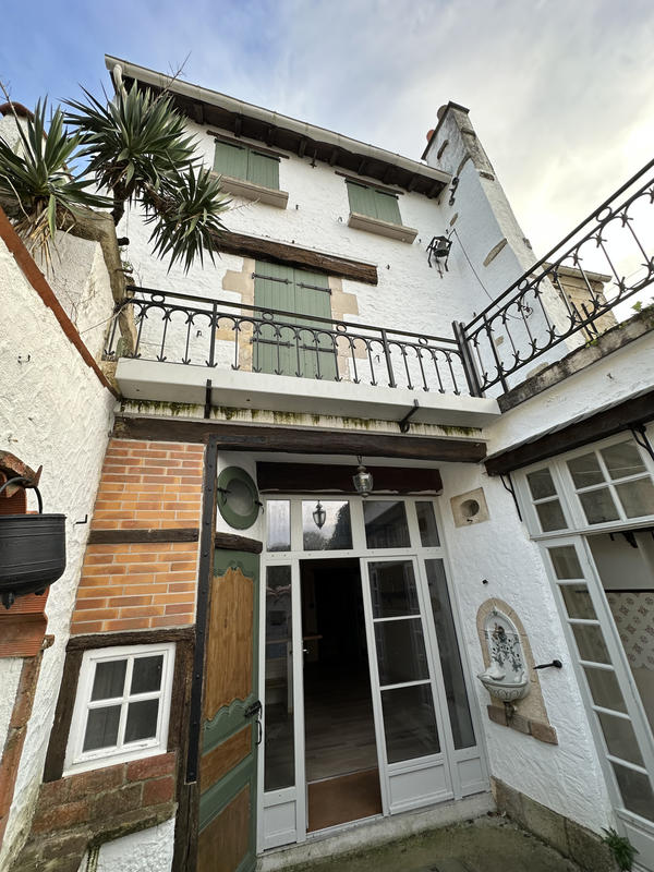 Maison - 223 m² - 9 pièces