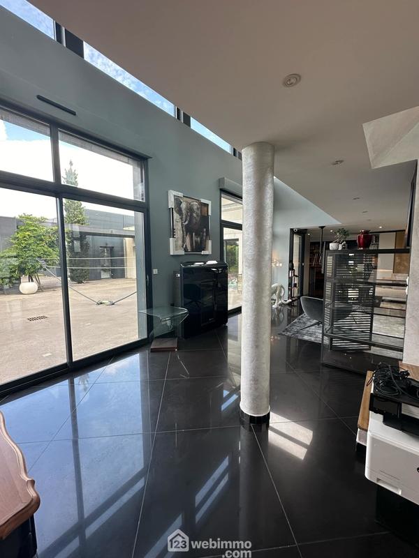 Maison - 730 m² - 10 pièces