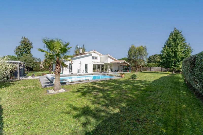 Propriété - 215 m² - 9 pièces