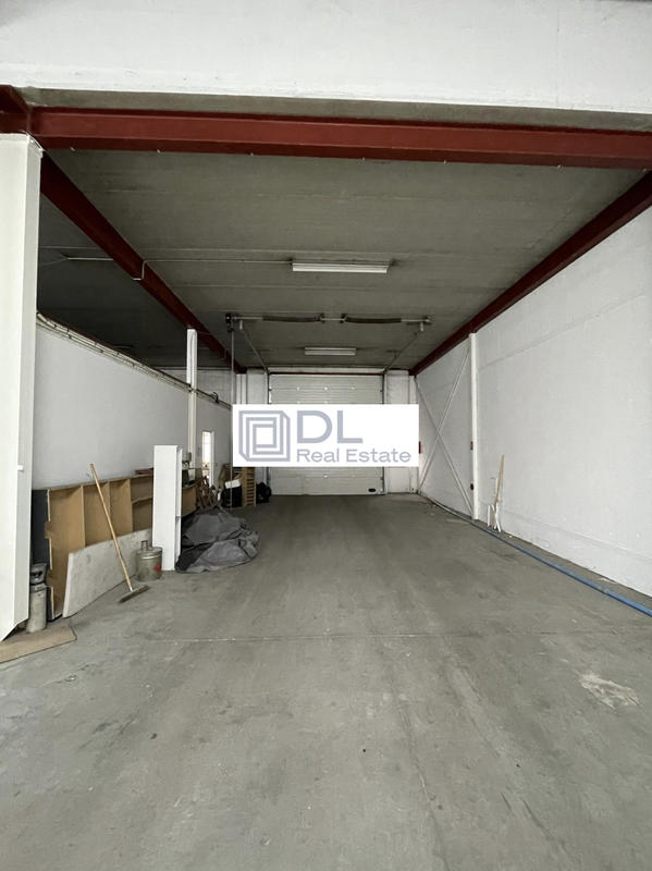 Entrepôt - 592 m²