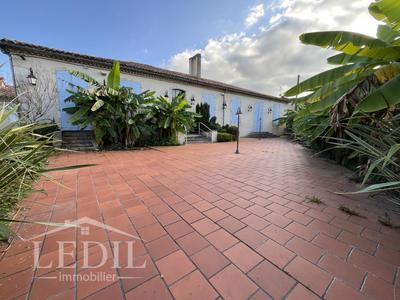 Château - 697 m² - 5 pièces