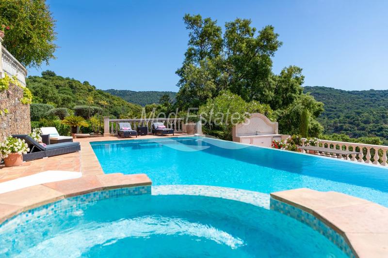 Propriété - 230 m² - 7 pièces