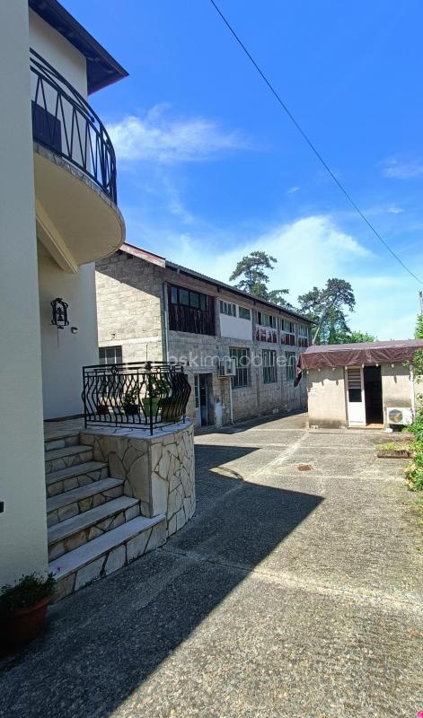 Maison - 288 m² - 12 pièces